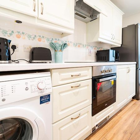 לונדון Bright And Spacious Flat With Free Parking מראה חיצוני תמונה