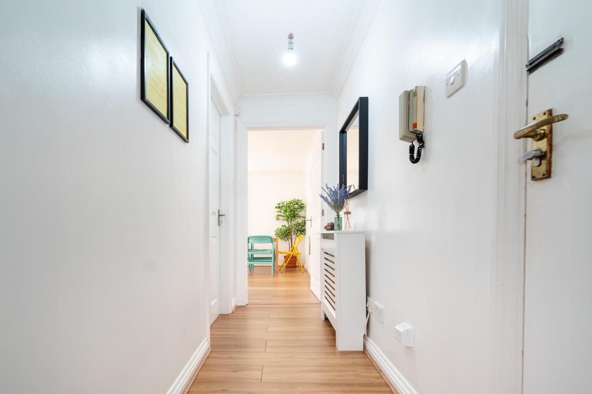 לונדון Bright And Spacious Flat With Free Parking מראה חיצוני תמונה